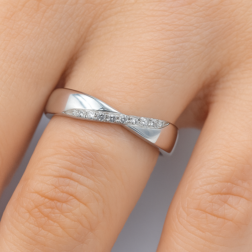 18ct White Gold Twist Design Diamond Ring