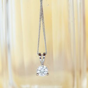 This stunning necklace features a lab grown diamond set in 18ct white gold.  A 0.50ct laboratory grown diamond, round brilliant cut in shape is the main attraction in this stunning necklace.