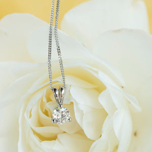 This stunning necklace features a lab grown diamond set in 18ct white gold.  A 0.50ct laboratory grown diamond, round brilliant cut in shape is the main attraction in this stunning necklace.